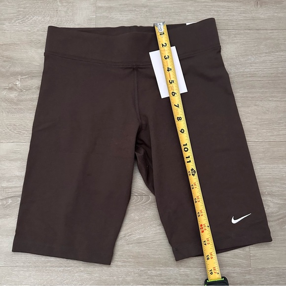 Nike Tight Fit Mid Rise Brown Biker Shorts - Picture 4 of 7